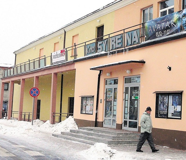 Pięćdziesięcioletni budynek kina niezbyt pasuje do starówki