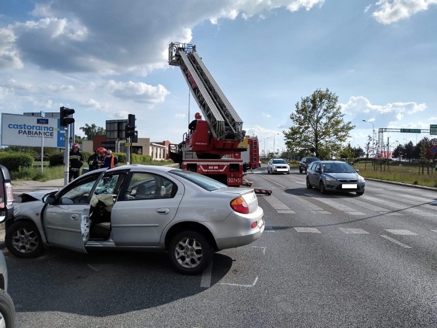 Nietrzeźwy kierowca rozbił auto o słup latarni w Łodzi. Omal nie zabił pieszej na przejściu