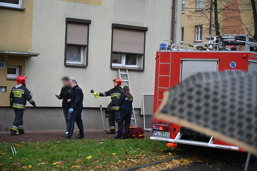 Leszno. Zwłoki mężczyzny w mieszkaniu na Sikorskiego. Sąsiadów zaniepokoiło palące się światło [ZDJĘCIA]