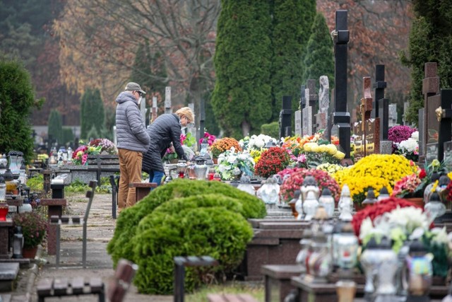 Przygotowaliśmy dla Was prognozę pogody na Wszystkich świętych i dni poprzedzające 1 listopada. Zobaczcie jak zaplanować wizytę na cmentarzu. Czy będzie padać? A może szykuje się mroźny atak zimy? Czy może powinniśmy spodziewać się pięknej złotej jesieni? 

Szczegóły na kolejnych zdjęciach >>>> 