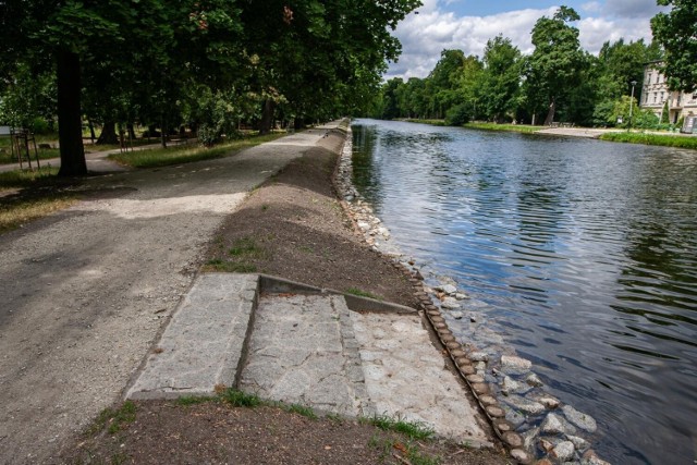 Nad Starym Kanałem Bydgoskim trwa jednocześnie kilka inwestycji. Umacnianie nabrzeży jest na finiszu, trwają prace przy ścieżkach rowerowych i pieszych oraz wykonywany jest remont trzech śluz, a to tylko część prowadzonych prac.