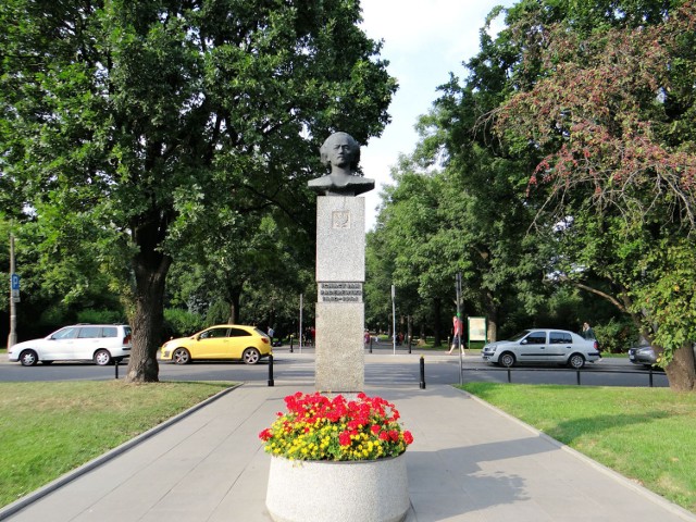 fot. Jolanta Dyr - jednak ze względu na wybuch II wojny światowej istniejący już pomnik autorstwa Michała Kamieńskiego został ukryty na cmentarzu brudnowskim, a po wojnie zdecydowano by stanął w Parku Ujazdowskim.