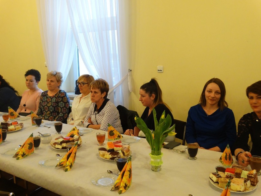 Mieszkanki Karmina świętowały Dzień Kobiet w uczniami Zespołu Szkół Publicznych w Karminie