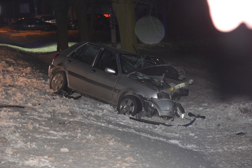 Groźny wypadek na trasie Zduny-Krotoszyn. Zderzyły się dwa samochody [ZDJĘCIA]