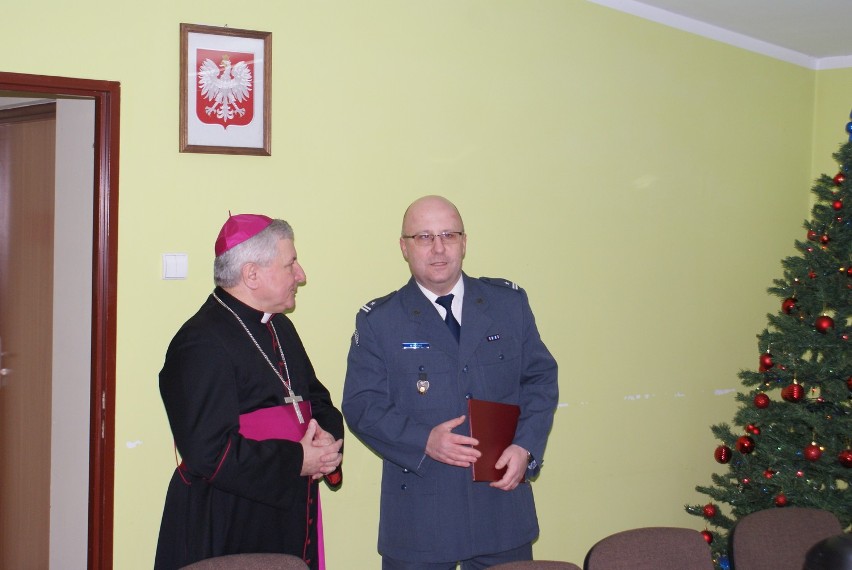 Kalisz: Biskup łamał się opłatkiem z więźniami i pracownikami kaliskiego zakładu karnego. ZDJĘCIA