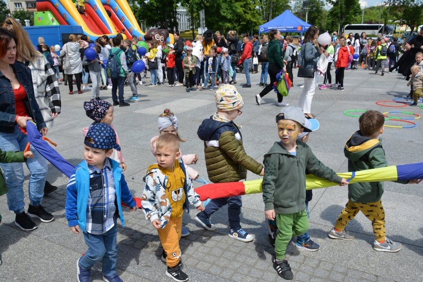 Dzień Dziecka 2022 w Wojewódzkim Domu Kultury w Kielcach. Wspaniała zabawa na scenie i placu. Zobacz zdjęcia