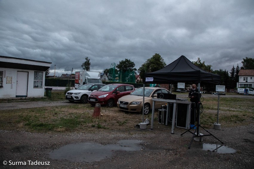 MotoKino w Stargardzie. Obejrzeli film w samochodach ZDJĘCIA 