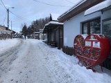 Serca na plastikowe nakrętki powstają w kolejnych miejscowościach. Co dzieje się później z nakrętkami?