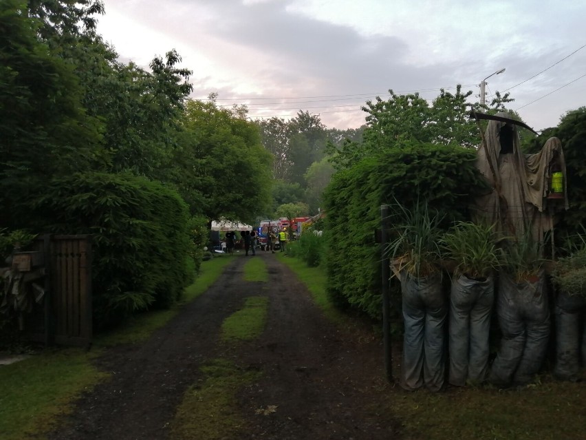 Wylał benzynę, wzniecił pożar. Tragedia rodzinna, zarzuty i areszt dla 54-latka z Walimia