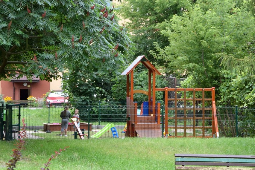 Nowy plac zabaw na osiedlu Zachód w Jędrzejowie.