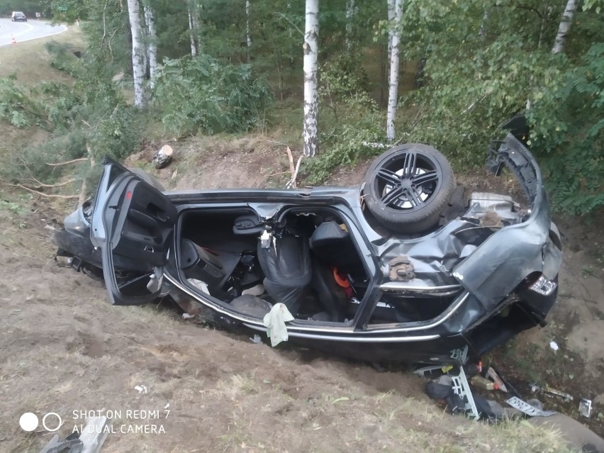 Groźny wypadek koło Gubina. Audi dachowało. Dwóch mężczyzn...