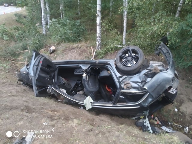 Groźny wypadek koło Gubina. Audi dachowało. Dwóch mężczyzn trafiło do szpitala.