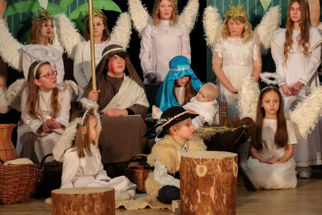 Na scenie z przedstawieniem jasełkowym wystąpił zespół teatralny  „Pod Aniołem” działający przy parafii pw. Wszystkich Świętych w Bobowej