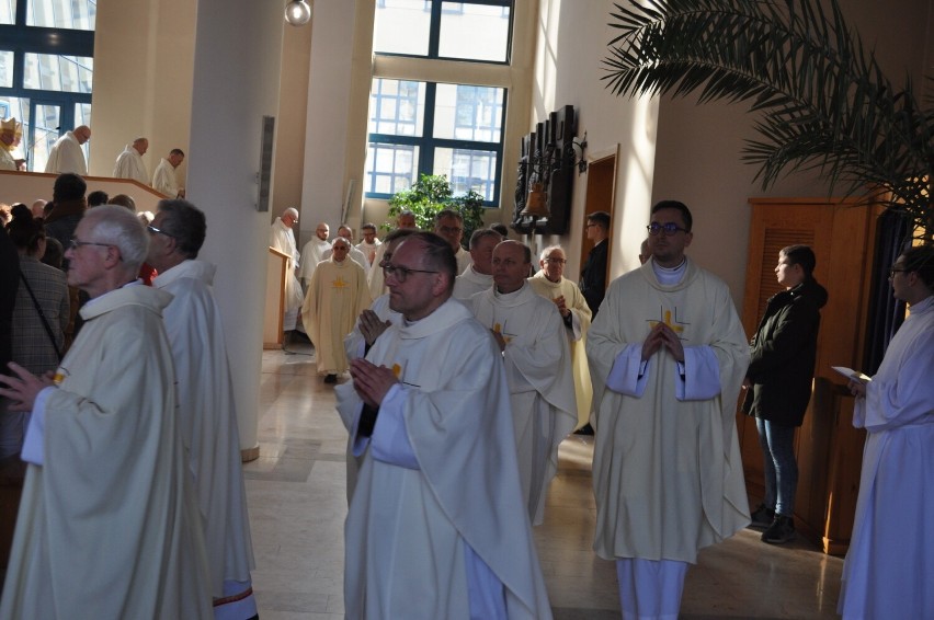 W Opolu odprawiono mszę krzyżma, ostatnią liturgię przed Triduum Paschalnym. Pobłogosławiono oleje i odnowiono przyrzeczenia kapłańskie