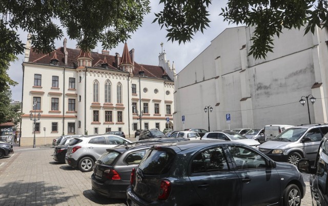 Projekt Auli Miejskiej na placu obecnego parkingu przy rzeszowskim Ratuszu ma zostać wyłoniony w drodze konkursu architektoniczno - urbanistycznego