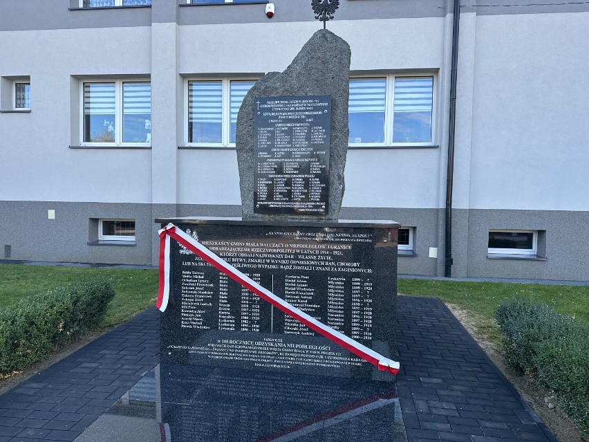 Święto Niepodległości 2023 w Białej. Odsłonięto tablicę upamiętniającą poległych w walkach o niepodległość mieszkańców gminy