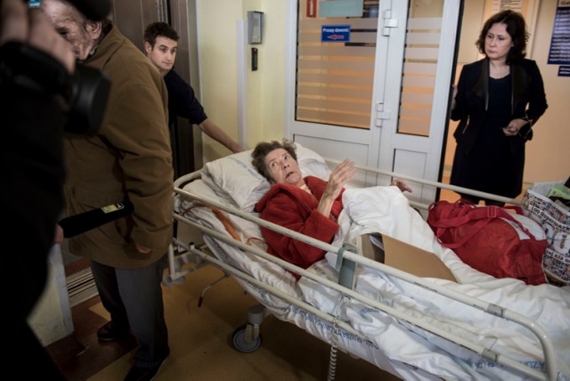 Koniec ewakuacji pacjentów oddziału neurologii szpitala na Bielanach [ZDJĘCIA]