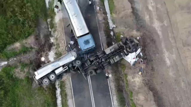 Wypadek w Szkocji pod Bydgoszczą. Kierowca cysterny, aby uniknąć zderzenia z innym autem, zjechał częściowo na pobocze i przewrócił swoje auto. Sprawca zbiegł