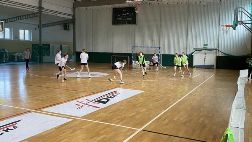 Starogard Gdański. Dziewczęta grły w hokeja na Miejskich Igrzyskach Młodzieży Szkolnej ZDJĘCIA 
