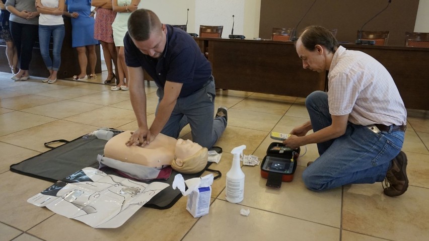 W starostwie w Radomsku uczyli się udzielać pierwszej pomocy i obsługiwać defibrylator [ZDJĘCIA]