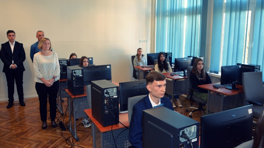 I LO w Radomsku ma nową pracownię informatyczną. Sprzęt i szkolenia w ramach projektu "Cyfrowa szkoła". ZDJĘCIA
