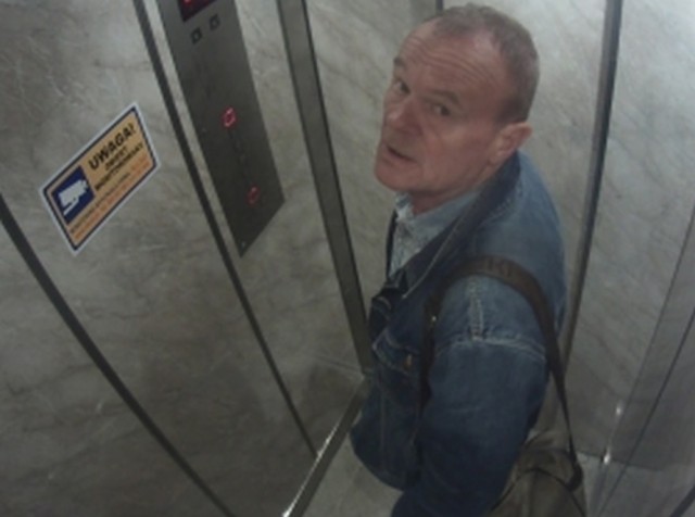 Policjanci poszukują mężczyzny, którego wizerunek zarejestrowała kamera zamontowana w windzie