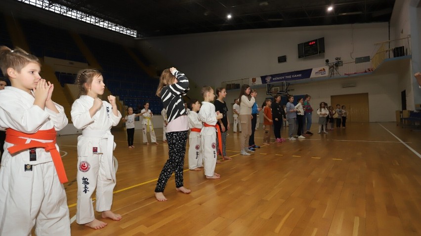 Ferie w Kielcach z Zimową Akademią Karate. Treningi i atrakcje zupełnie za darmo. Zobaczcie zdjęcia i film