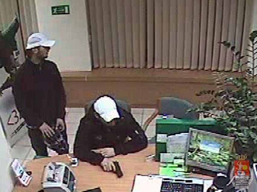 Napadli na bank przy ulicy Wolskiej. Policja szuka sprawców