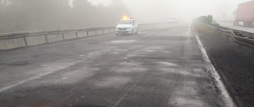 Uwaga! Na A4 koło Legnicy wprowadzono ograniczenie prędkości. Pożar ciężarówki uszkodził infrastrukturę autostrady