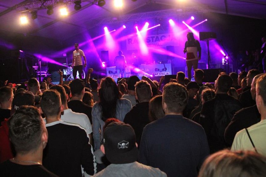 W drugim dniu festiwalu Rap Stacja w Wolsztynie pojawiły się prawdziwe tłumy