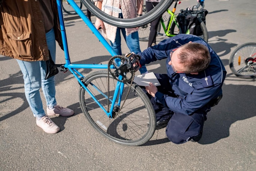 Nowy Tomyśl. Znakowanie rowerów przed nowotomyską komendą