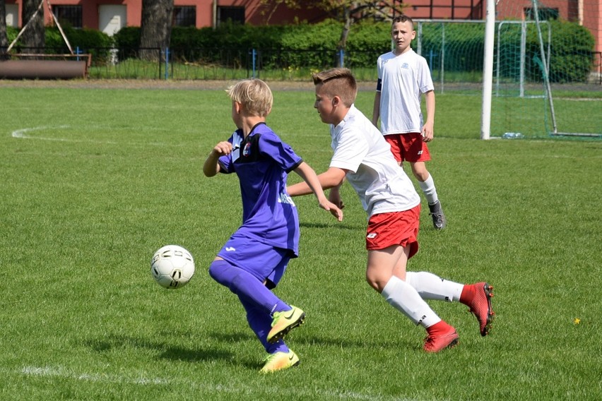 Piłka nożna: młodzi piłkarze z Piły, Jastrowia i Trzcianki zagrali na boisku przy ul. Okrzei w Pile. Zobacz zdjęcia