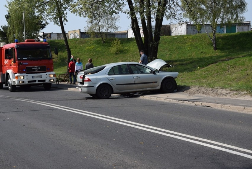 Wypadek w Lubinie. Zderzyły się dwa samochody. Trzy osoby...