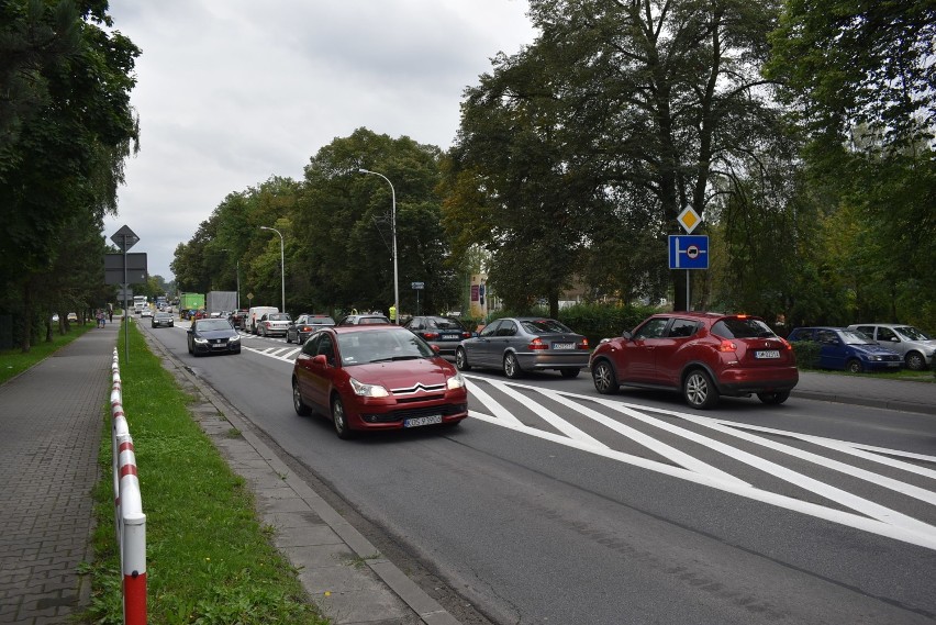 Ulica Krakowska z ciągu drogi 780 w centrum Chełmka w...