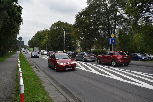 Ulica Krakowska z ciągu drogi 780 w centrum Chełmka w godzinach południowych