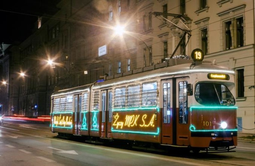 Tak świąteczne tramwaje wyglądają w Krakowie.