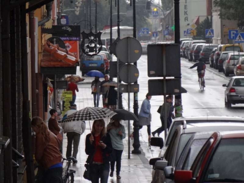 Ulica Poznańska nawet w deszczu zatłoczona