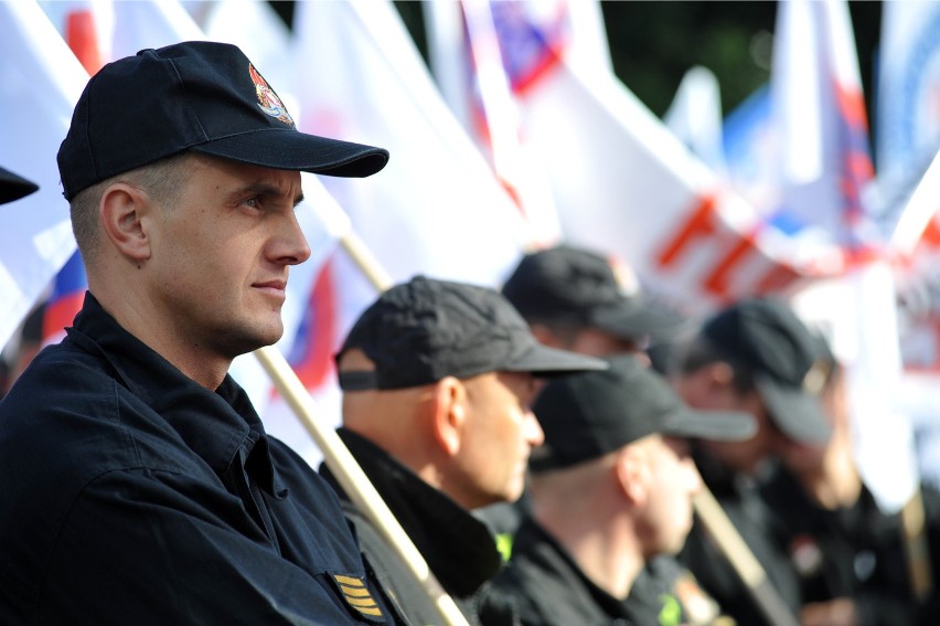 Pikieta służb mundurowy przed Sejmem [ZDJĘCIA]. Protest policjantów, celników, strażaków...