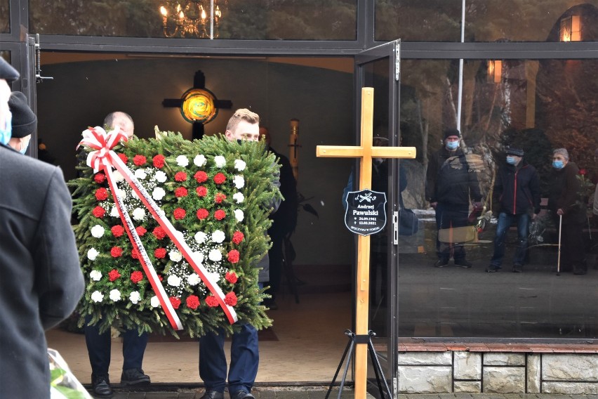 Malbork. Andrzej Pawulski został pożegnany na Cmentarzu Komunalnym. Byłego radnego i pilota pochowano w wojskowej asyście honorowej