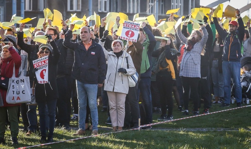 Uczniowie trójmiejskich szkół wyrazili solidarność z protestującymi nauczycielami, tworząc w Gdańsku symboliczny "wykrzyknik poparcia"