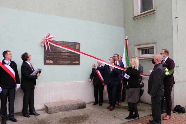 Uroczystość odsłonięcia tablicy, upamiętniającej pokolenia Zawiercian, walczących o niepodległość Polski