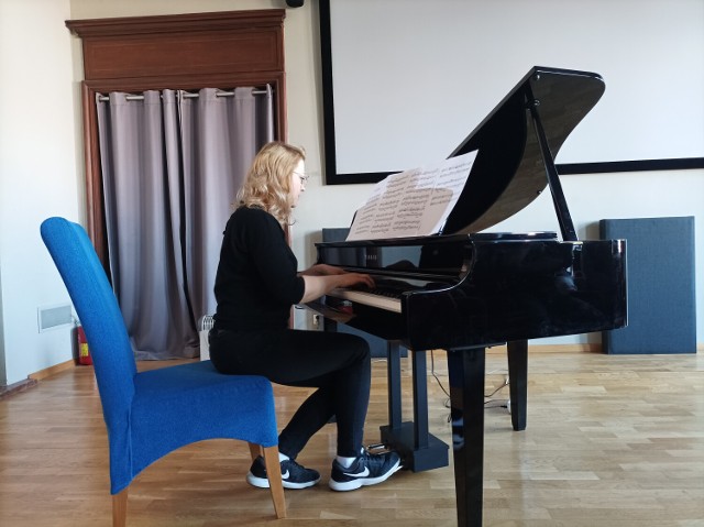 Nina Serhaieva - absolwentka Akademii Muzycznej w Kijowie, kompozytorka,
akompaniatorka, nauczycielka gry na fortepianie i edukacji muzycznej,
dyrygentka chórów.