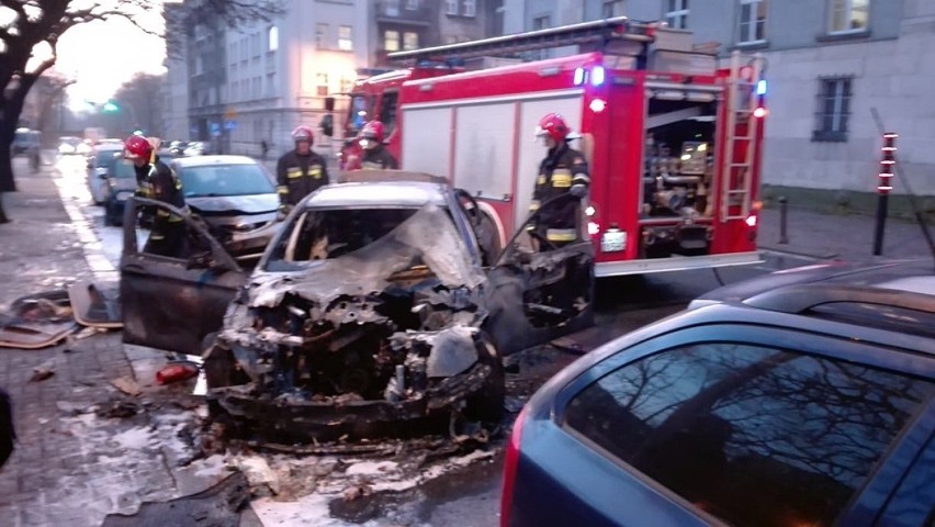 Obok Urzędu Wojewódzkiego w Katowicach spłonął samochód BMW