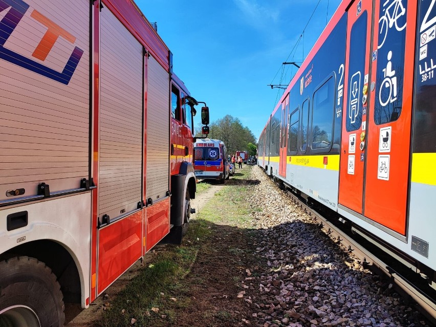 Koszmarny wypadek w Tomaszowie Mazowieckim. Osobówka wjechała pod pociąg. Nie żyją 44-letnia kobieta i 13-letnia dziewczynka AKTUALIZACJA