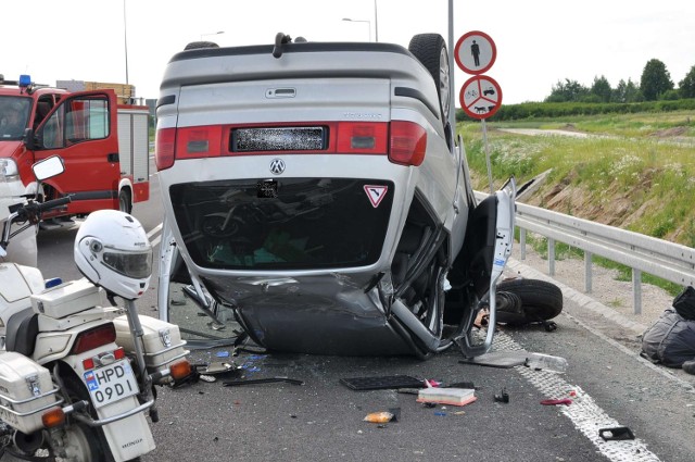 To nieudzielenie pierwszeństwa przejazdu było przyczyną wypadku drogowego we Frampolu. 25-letni kierowca volvo &#8222;nie zauważył&#8221; znaku drogowego i wjechał na drogę z pierwszeństwem przejazdu, którą jechał volkswagen. W wyniku zderzenia samochodów, ogólne obrażenia ciała odnieśli wszyscy uczestnicy wypadku.