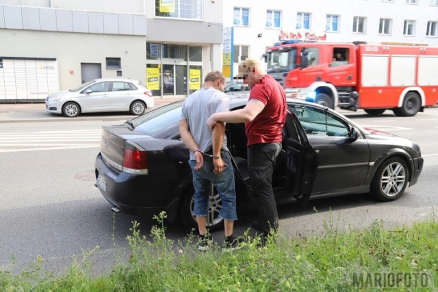 Policjanci z Opola zatrzymali pijanego kierowcę, który najpierw uderzył w tył jadącego przed nim samochodu, a potem potrącił rowerzystkę.