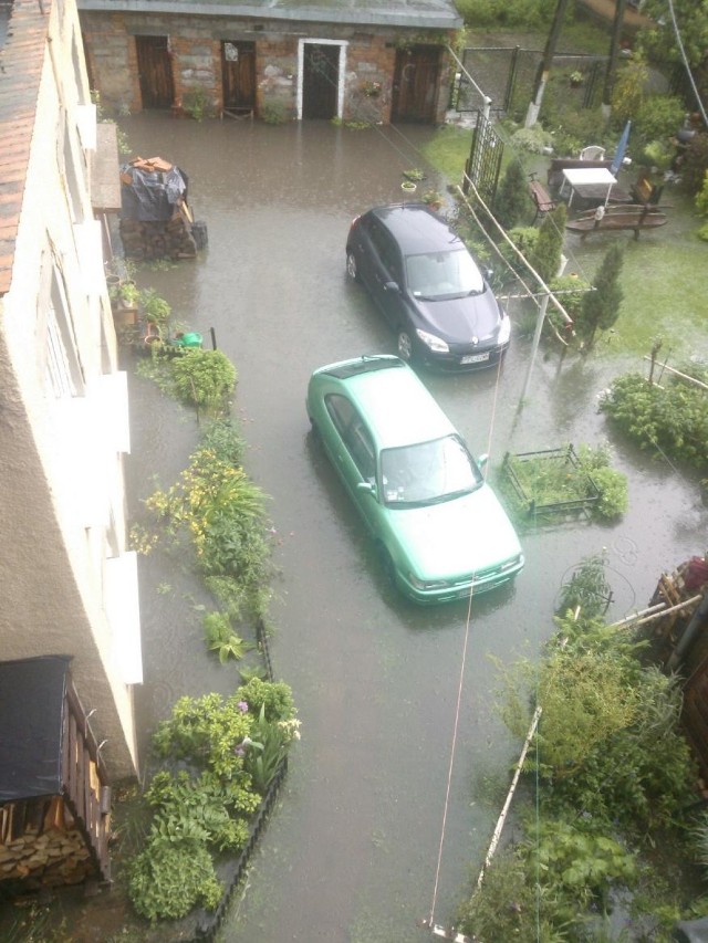Wczoraj (27 maja) w Sobieszowie woda wdarła się na niektóre podwórka