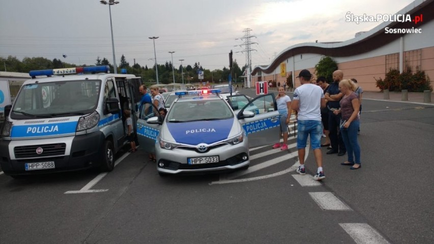 Policjanci z sosnowieckiej drogówki czekali na mieszkańców w centrum handlowym  ZDJĘCIA