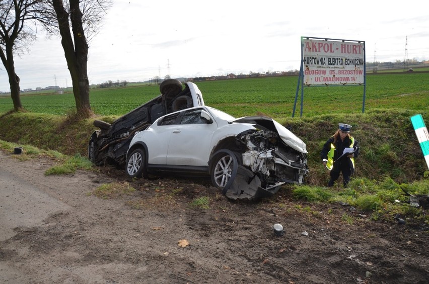 Koszmarne zderzenie koło Kamionej na drodze Głogów -  Żukowice. Dwa auta w rowie. Jedna osoba w szpitalu