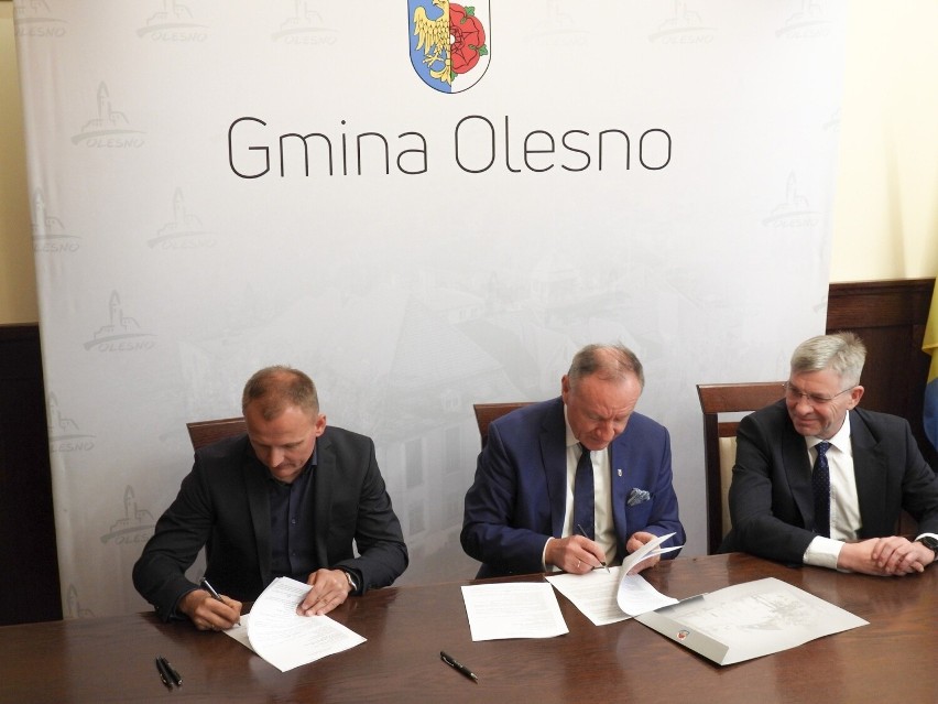 Podpisanie umowy na modernizację dróg w gminie Olesno.
